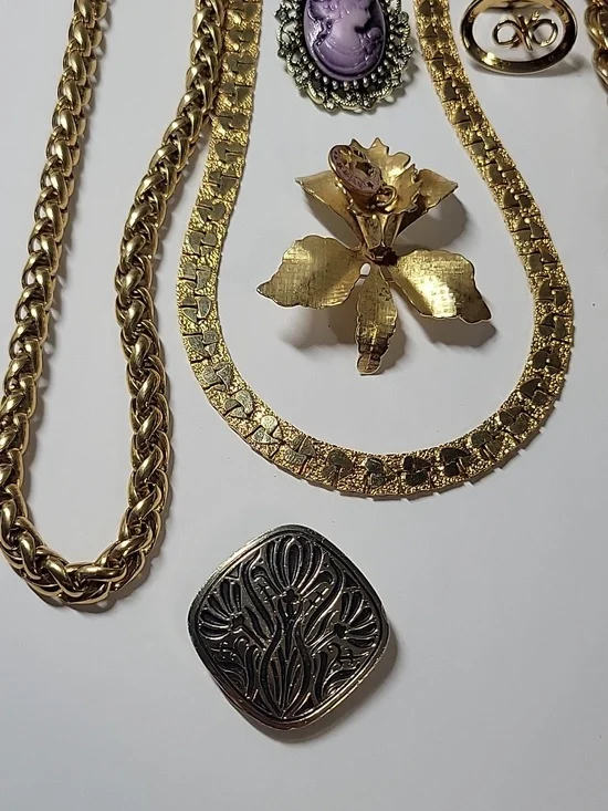 Gold-Tone Women’s Jewelry Set with Purple Cameo Brooch - Picture 3 of 6